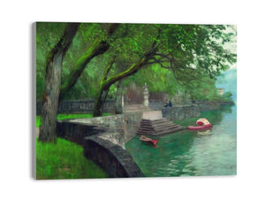 At the lake Como. Enbankment.