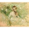 Jeune femme assise dans l'herbe