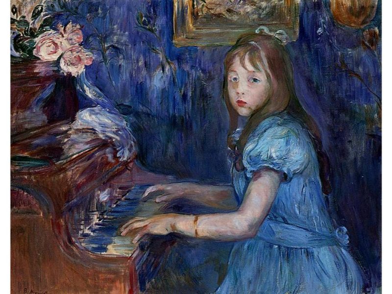 Lucie Leon At The Piano
